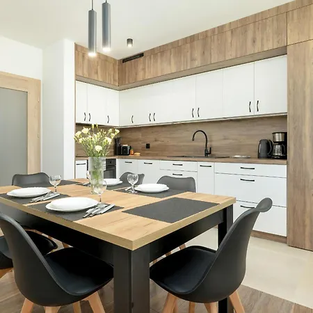 Duzy Z Parkingiem I Balkonem W Kolobrzegu By Renters Apartment *